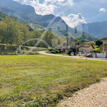 Terrain plat et partiellement viabilisé (Lot B) : St Gervais