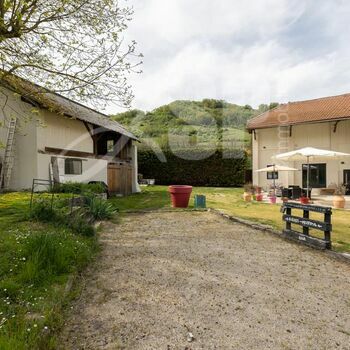 Ferme restaurée avec carrière équestre : Châbons