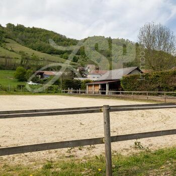 Ferme restaurée avec carrière équestre : Châbons