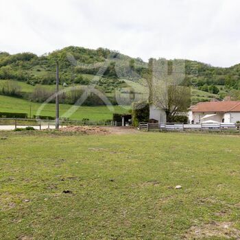 Ferme restaurée avec carrière équestre : Châbons