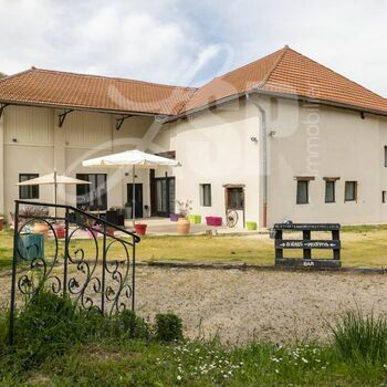 Ferme restaurée avec carrière équestre