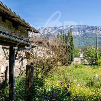 Corps de ferme à restaurer avec dépendances : Polienas