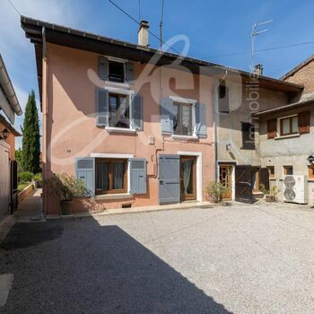 Maison de village T4 avec jardin extérieur : Renage