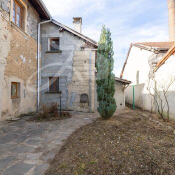 Maison de village avec terrasse et jardinet