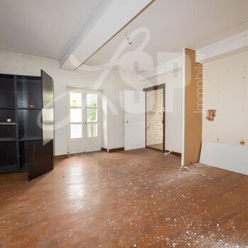 Maison de ville  à rénover + Dépendances + Terrain : Maison de ville  à rénover + Dépendances + Terrain