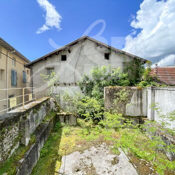 Maison de ville  à rénover + Dépendances + Terrain : Maison de ville  à rénover + Dépendances + Terrain
