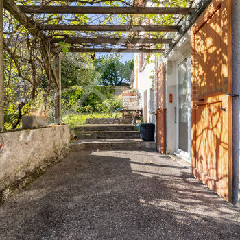 Maison T5 avec petite dépendance : Maison T5 avec petite dépendance