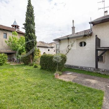Maison de ville  à rénover + Dépendances + Terrain